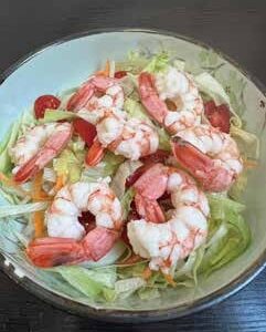 C. Insalata con gamberoni e salsa