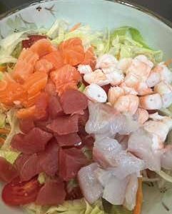 B. Insalata con pesce misto e salsa